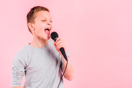 мальчик поёт в микрофон